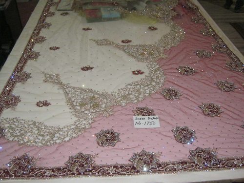 हैंड एम्ब्रायडरी और ज़री वर्क काफ्तान