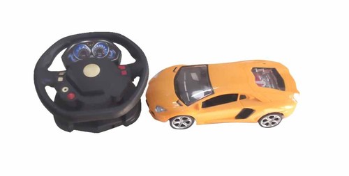 स्टीयरिंग टॉय के साथ कार