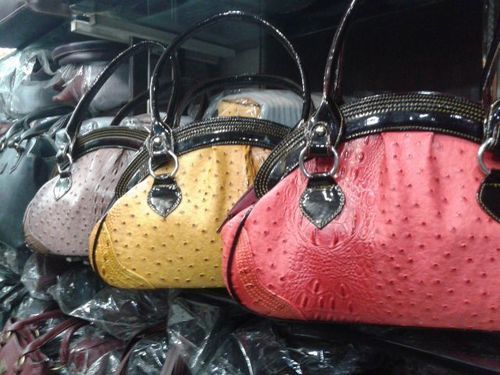 Cheapest ladies purse| Ladies Purse and Bags Wholesale Market | purse Sadar  Bazar Delhi - YouTube