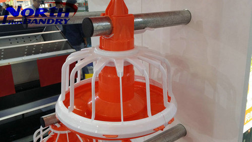 ब्रायलर चिकन के लिए स्वचालित पोल्ट्री ड्रिंकर और फीडर आवेदन: पानी