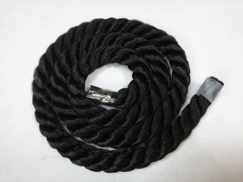 ब्लैक कॉर्ड्स और टैसेल