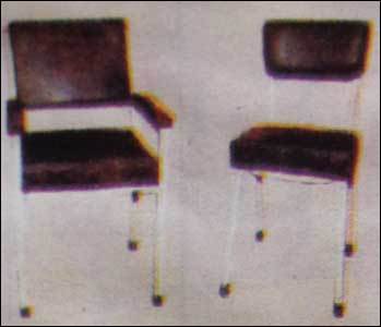 गद्देदार सीट और पीठ के साथ कुर्सियां