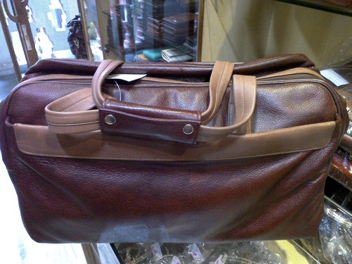 ट्रेंडी डिज़ाइन लेदर लेडीज़ हैंड बैग