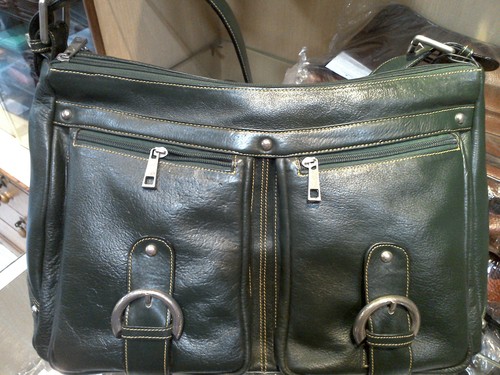 ट्रेंडी लेदर लेडीज़ ब्लैक हैंड बैग