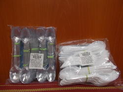 पारदर्शी और सफेद चम्मच