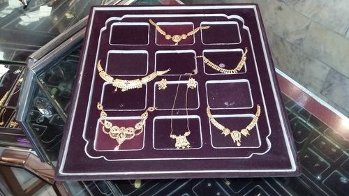 Stylish Gold Necklace And Earrings