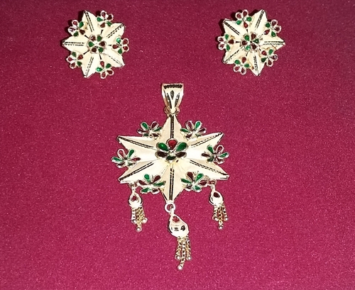 महिलाओं के लिए गोल्ड पेंडेंट और ईयररिंग