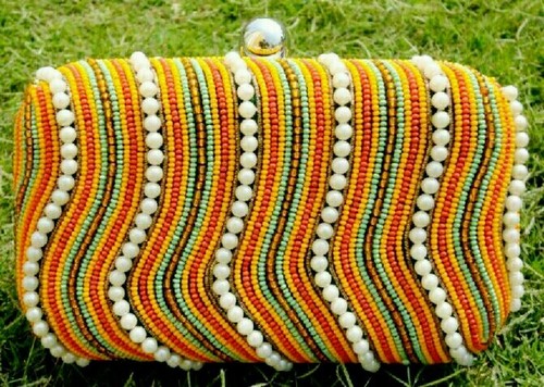 मल्टी-कलर बीड और पर्ल वेव क्लच बैग