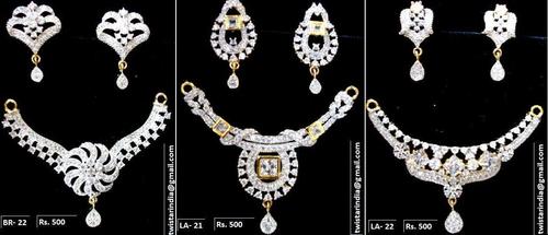 आकर्षक पेंडेंट और ईयररिंग सेट