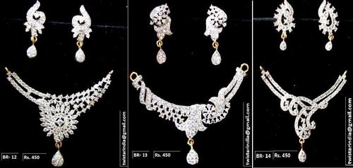 डिज़ाइनर पेंडेंट और इयररिंग सेट