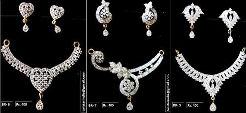 पेंडेंट और इयररिंग सेट