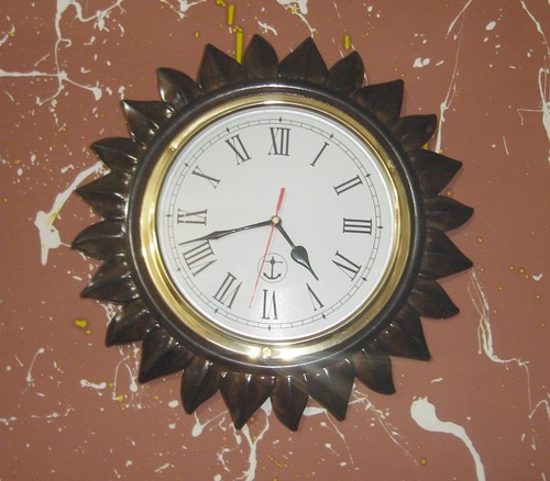 फ्लैट राउंड ग्लास और ब्रास बेज़ल बेस के साथ सन वुडन क्लॉक सामग्री: स्टील