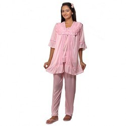 जैकेट और लोअर सैटिन नाइट सूट के साथ स्पेगेटी स्टाइल टॉप