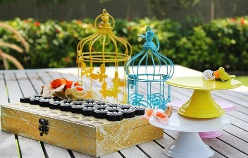 वैलेंटाइन केक प्लैटर एंड केज विथ बर्ड ऑन टॉप 
