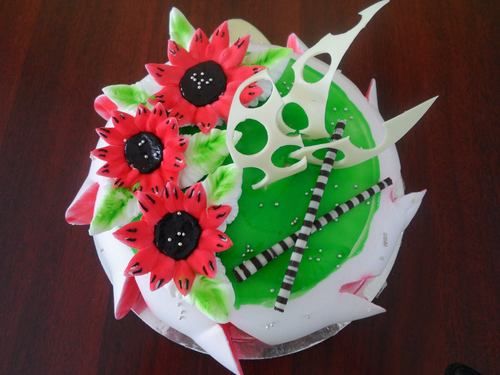 Kiwi And Flower With Choco Carvings Cake