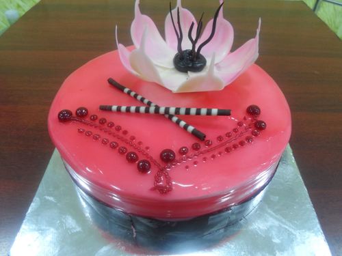 स्ट्रॉबेरी और व्हाइट चॉकलेट फ्लावर केक