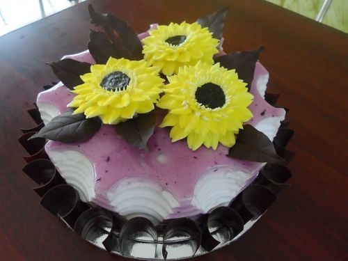 Sunflower with Choco Leaves Cake
