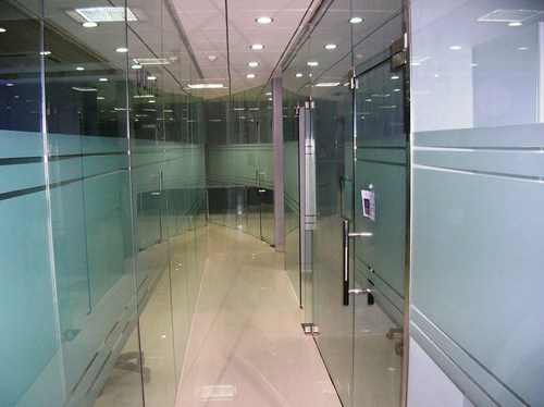फ़्रेमलेस ग्लास डोर और पार्टिशन