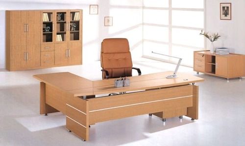 लकड़ी के कार्यालय की मेज 