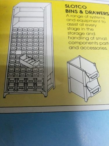 स्लोटको डिब्बे और दराज