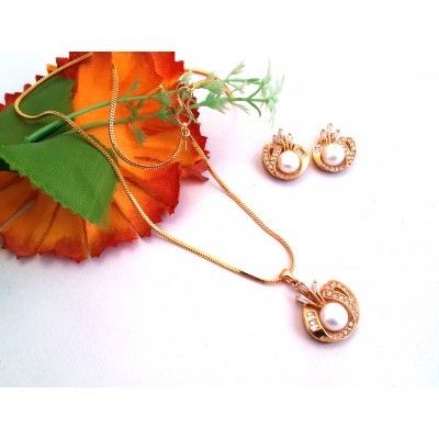 Gold Plated Pearl-Crystal Pendant Set (Round Shape)