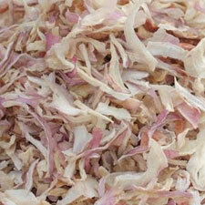 Dehydrated red onion kibbled