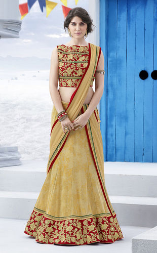 Bollywood Actress Saree Collections: GUHAR KHAN IN ORANGE AND PINK DESIGNER  LEHENGA AT WIFW