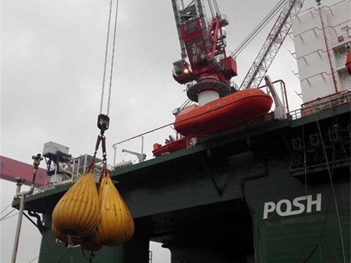 क्रेन और डेविट लोड टेस्ट के लिए पानी से भरे वजन बैग