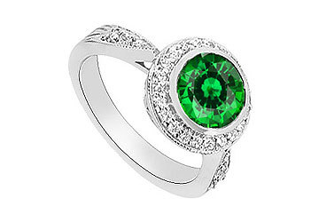 फ्रॉस्टेड एमराल्ड और डायमंड हेलो एंगेजमेंट रिंग