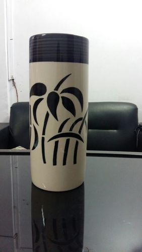 काले और सफेद फूलों का फूलदान