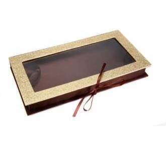  सुनहरे और भूरे रंग में चॉकलेट बॉक्स 