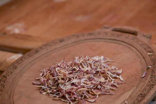 Long Dehydrated Red Onion Flakes