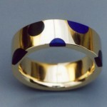 ब्लैक जेड और लैपिस के साथ जड़ा हुआ गोल्ड रिंग