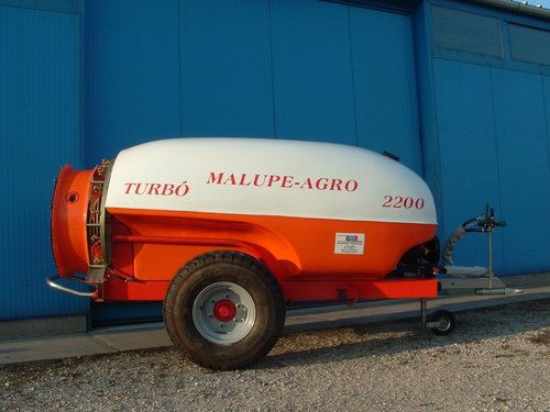 Trailed Agricultural Sprayer Capacity: 2200 Liter (L)