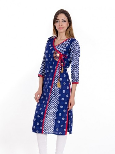 कथा वर्क और लटकन के साथ इंडिगो अंगरखा कुर्ती