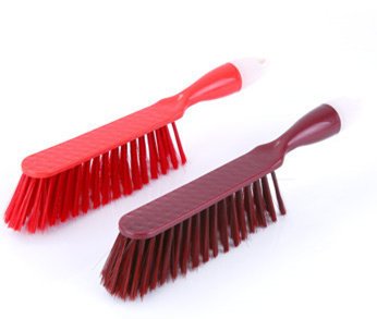 कम कीमत का सोफा और कार्पेट ब्रश