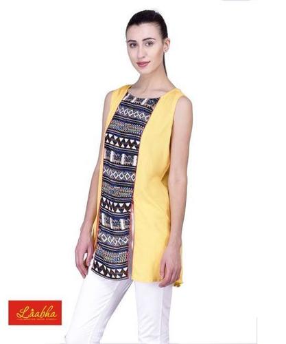 फ्रंट और बैक पैनल पर जियोमेट्रिक पैटर्न के साथ महिलाओं का समर ट्यूनिक