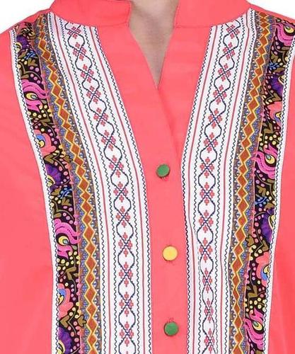 फ्रंट और ट्रिम्स पर प्रिंट के साथ महिलाओं का समर ट्यूनिक