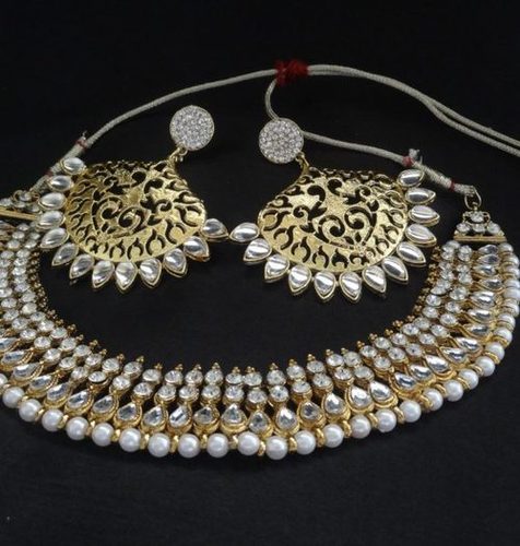 पर्ल और स्टोन स्टडेड नेकलेस के साथ डिज़ाइनर इयररिंग