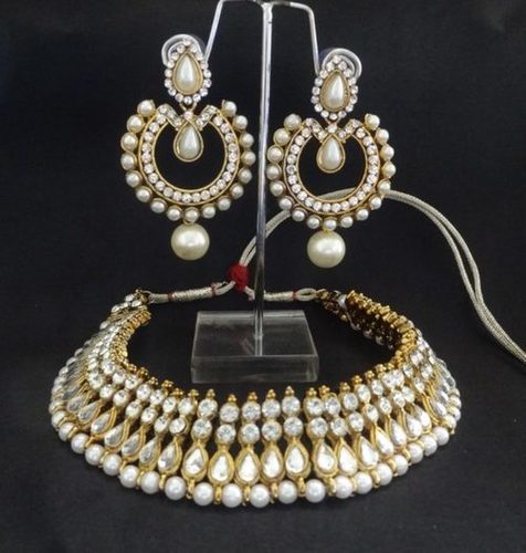 पर्ल और स्टोन स्टडेड नेकलेस के साथ सुपर एलिगेंट पर्ल इयररिंग