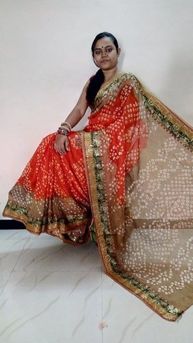 ऑरेंज और चीकू बंधनी सिल्क साड़ी