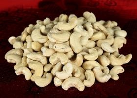 Cashew Nuts - Premium Quality Whole Cashews, Ideal for Curries and Sweets - Natural Flavor and Nutrient-Rich