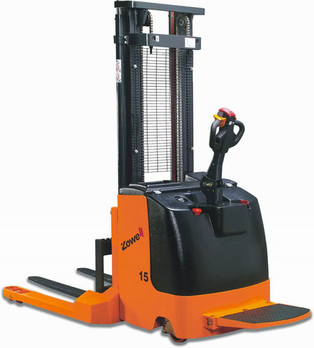 XEK Electric Straddle Stacker