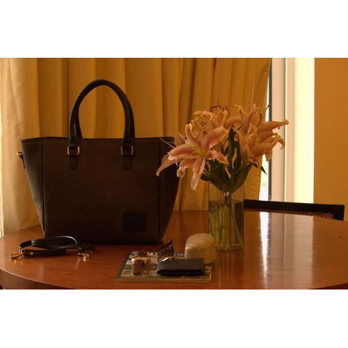 Fine Finish Ladies Leather Handbag Capacity: 200Kg Kg/Hr