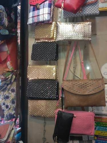 Ladies Purse Wholesale market !! लेडीज पर्स का मार्किट !! Sadar Bazar Delhi  !! Bridal Purse - YouTube
