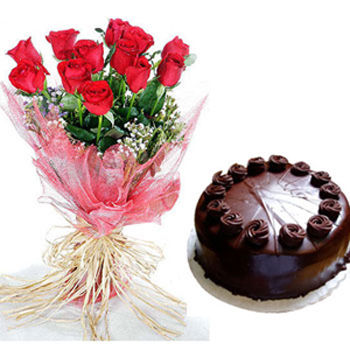 Bunch Of Roses N Chocolate Cake