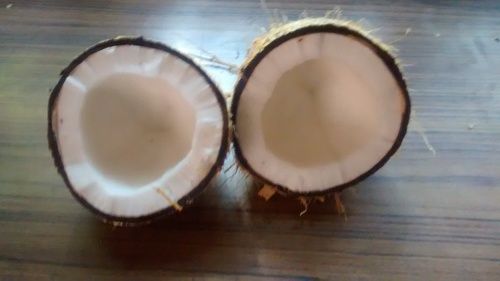 प्राकृतिक अर्ध भूसी नारियल