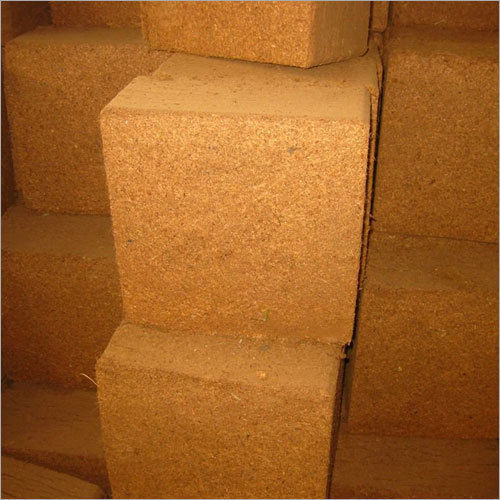 Cocopeat Block - Superior Quality Organic Coconut Fiber Brick | Exceptional Water Holding Capacity, Enhances Aeration, Ideal for Agriculture and Horticulture