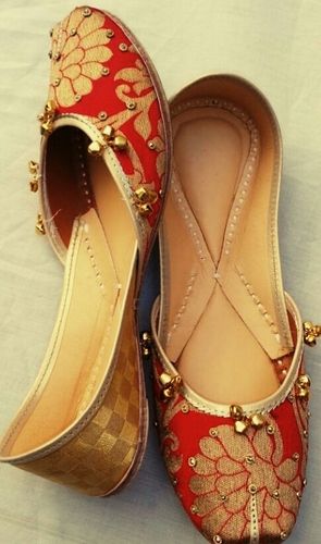 Moisture Proof Hamdmade Punjabi Juttis