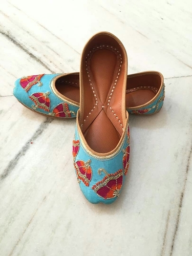 लेडीज़ एथनिक और कैज़ुअल जूती